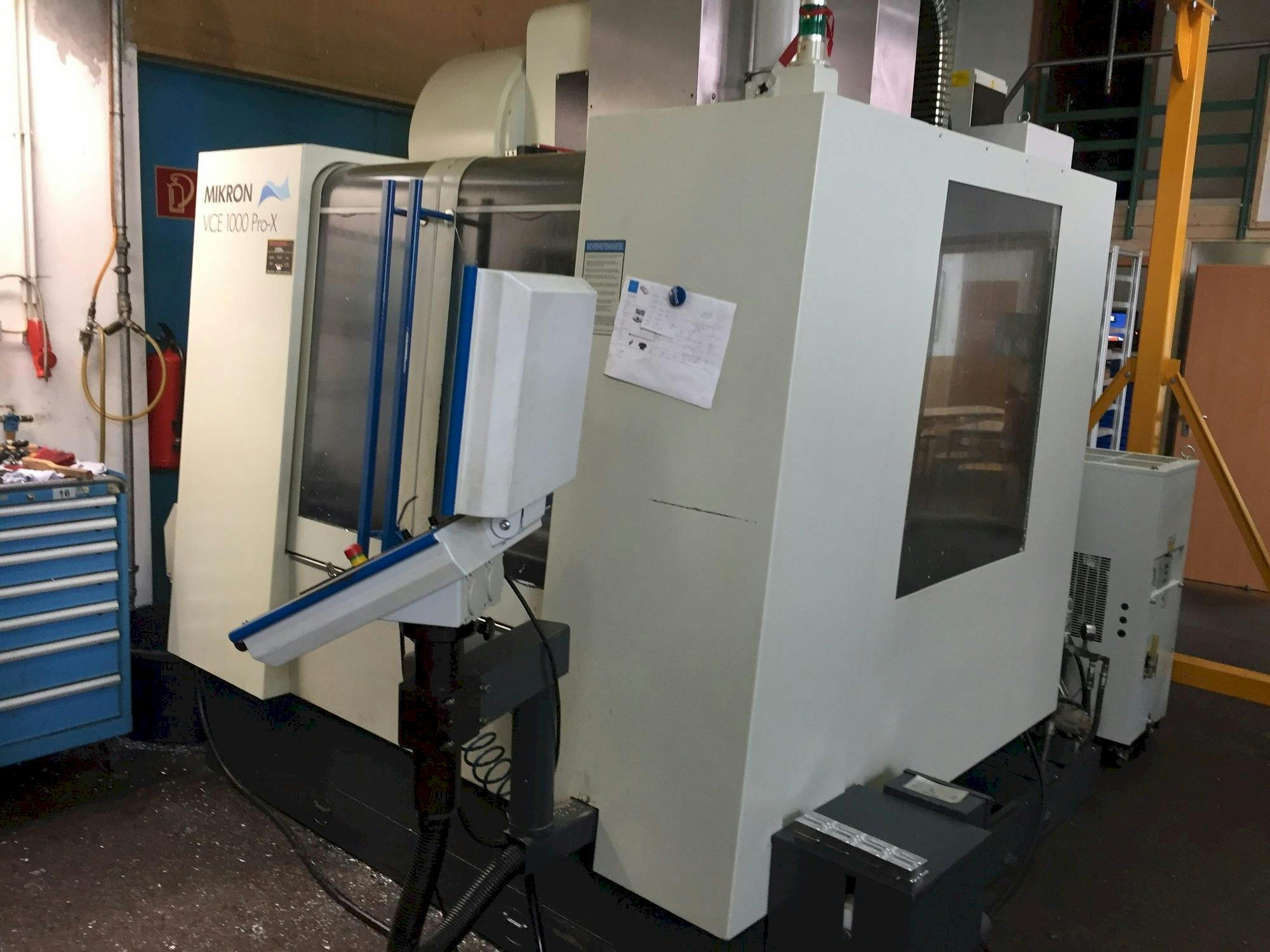 Frontansicht der MIKRON VCE 1000 Pro-X  Maschine