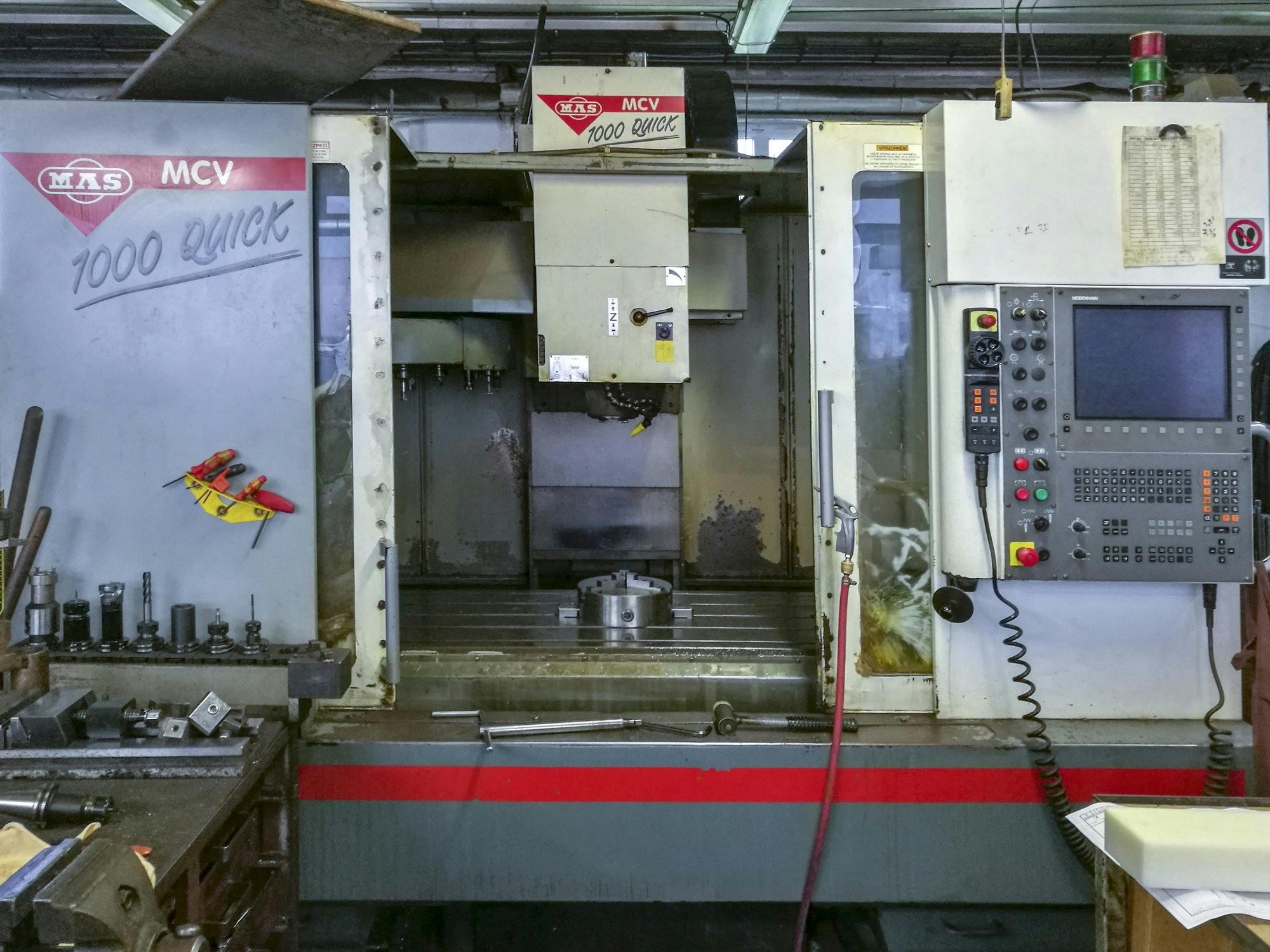 Frontansicht der KOVOSVIT MAS MCV 1000 Quick Maschine