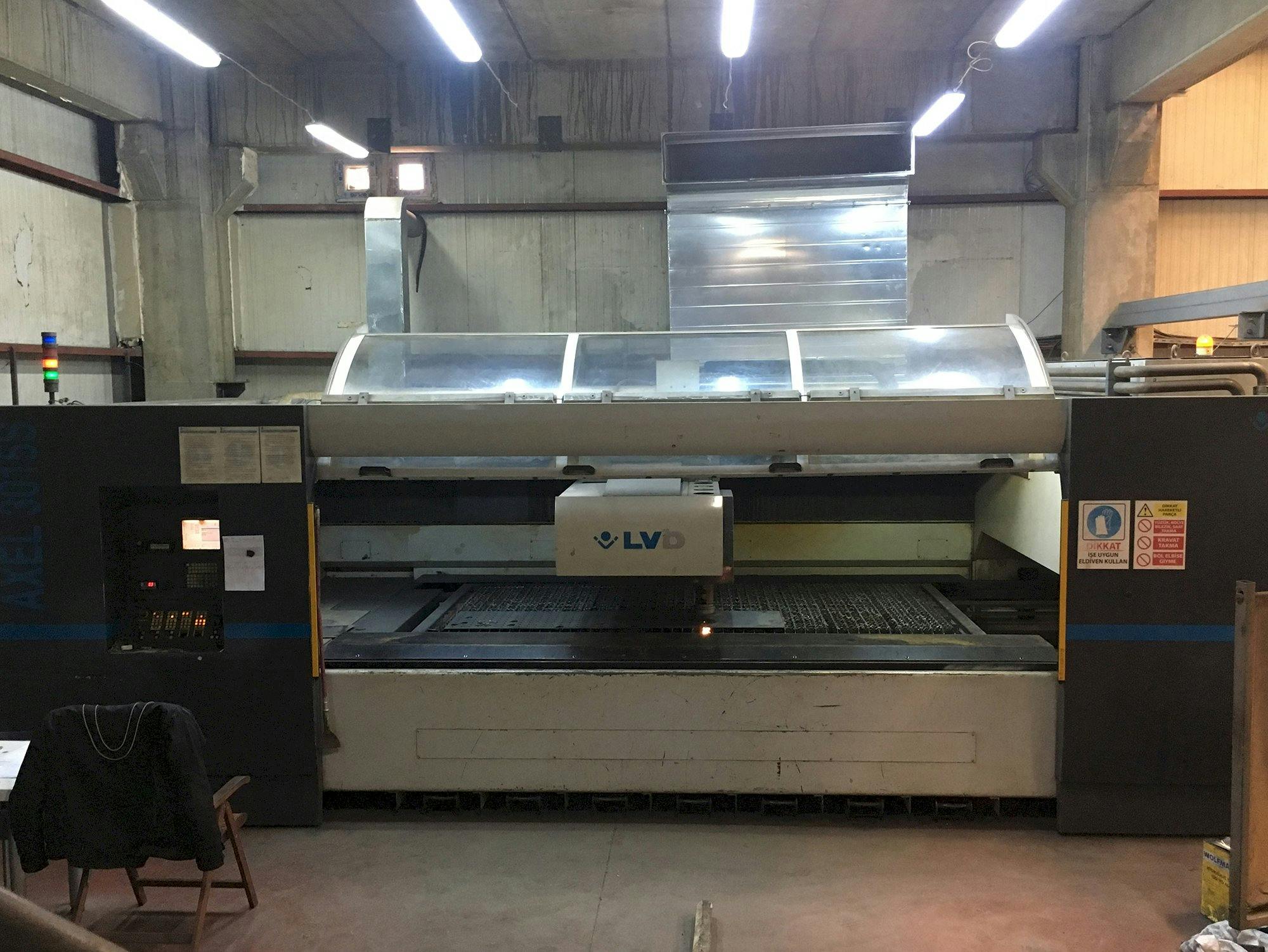 Frontansicht der LVD AXEL 3015 S Maschine