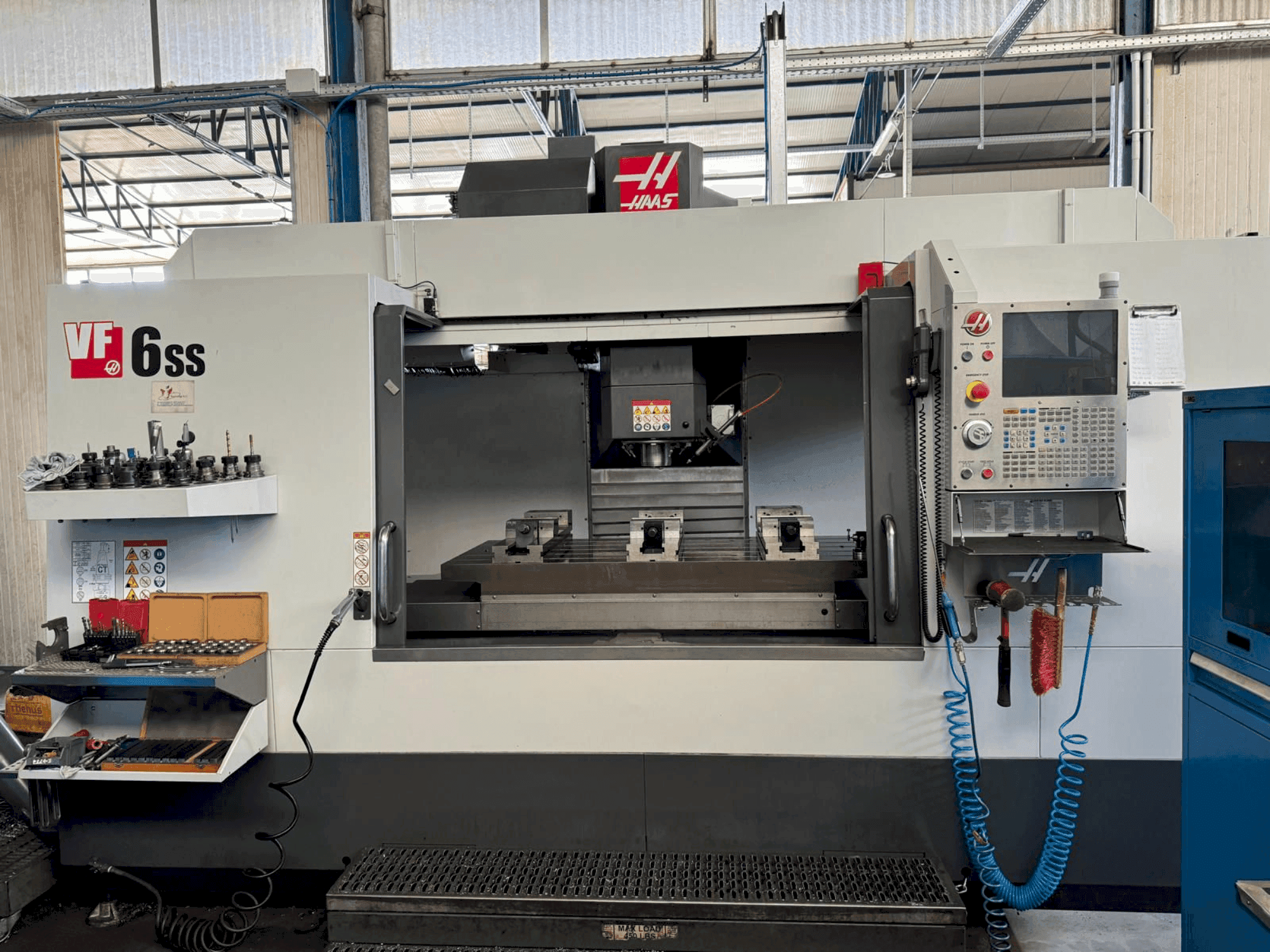 Frontansicht der HAAS VF-6SS  Maschine