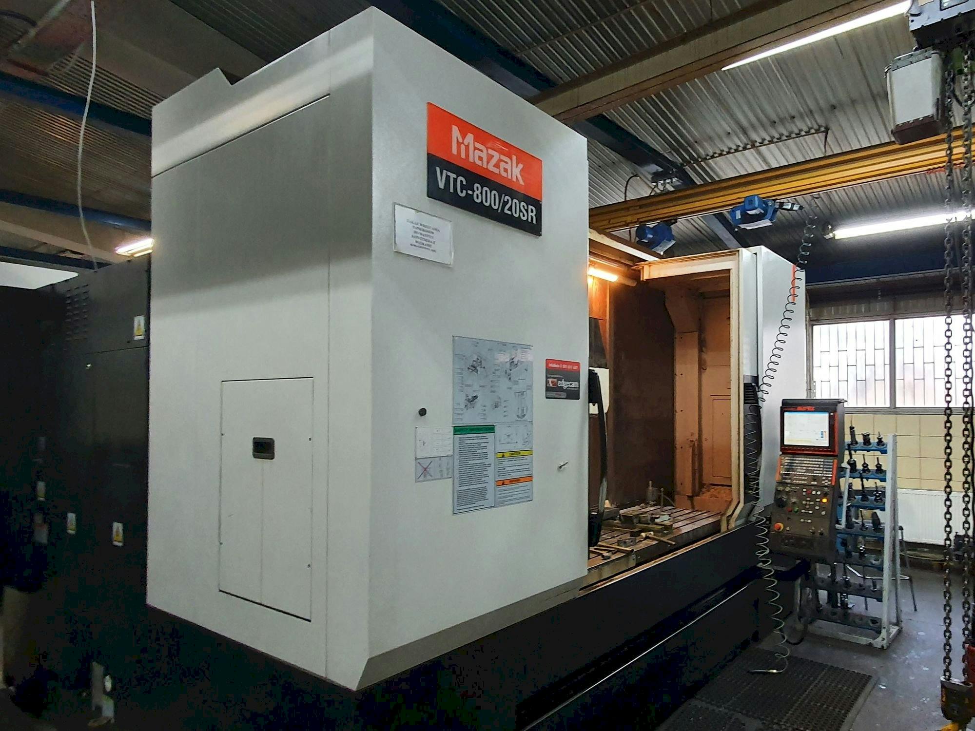 Frontansicht der Mazak VTC-800/20SR  Maschine