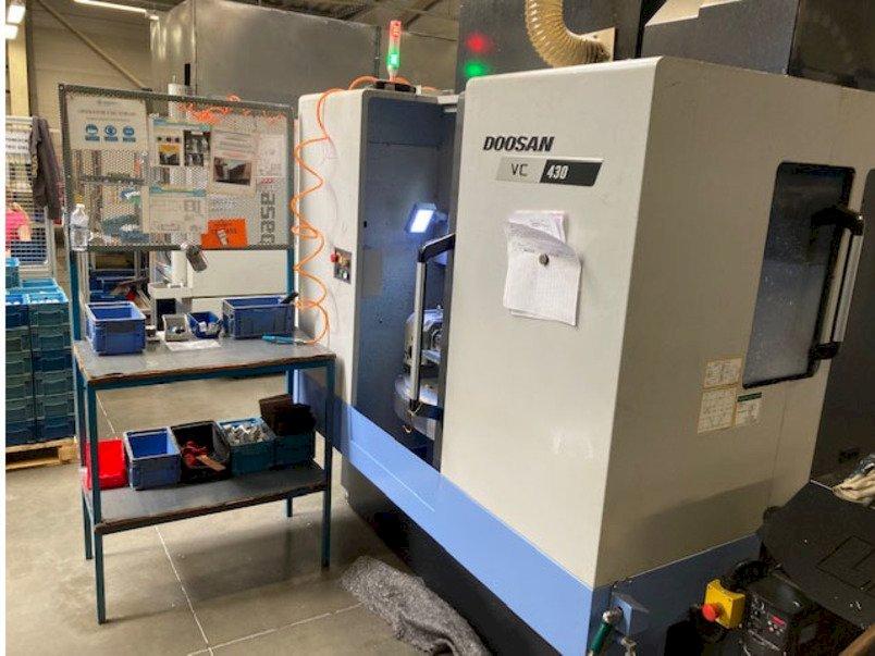 Frontansicht der Doosan VC 430  Maschine