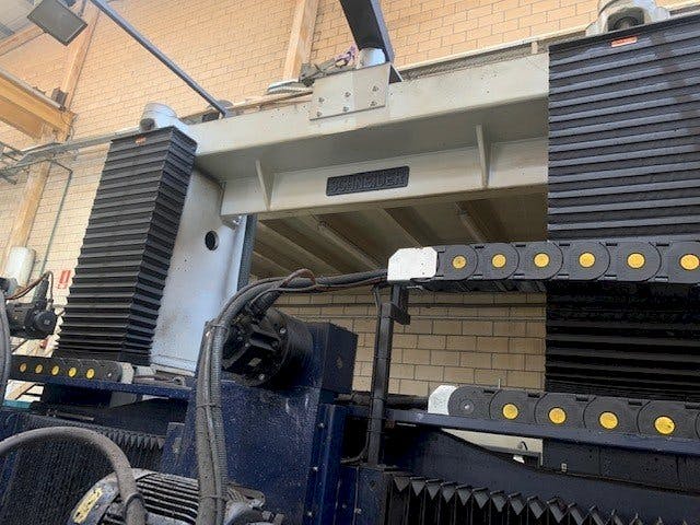 Frontansicht der Schneider DFS-4  Maschine