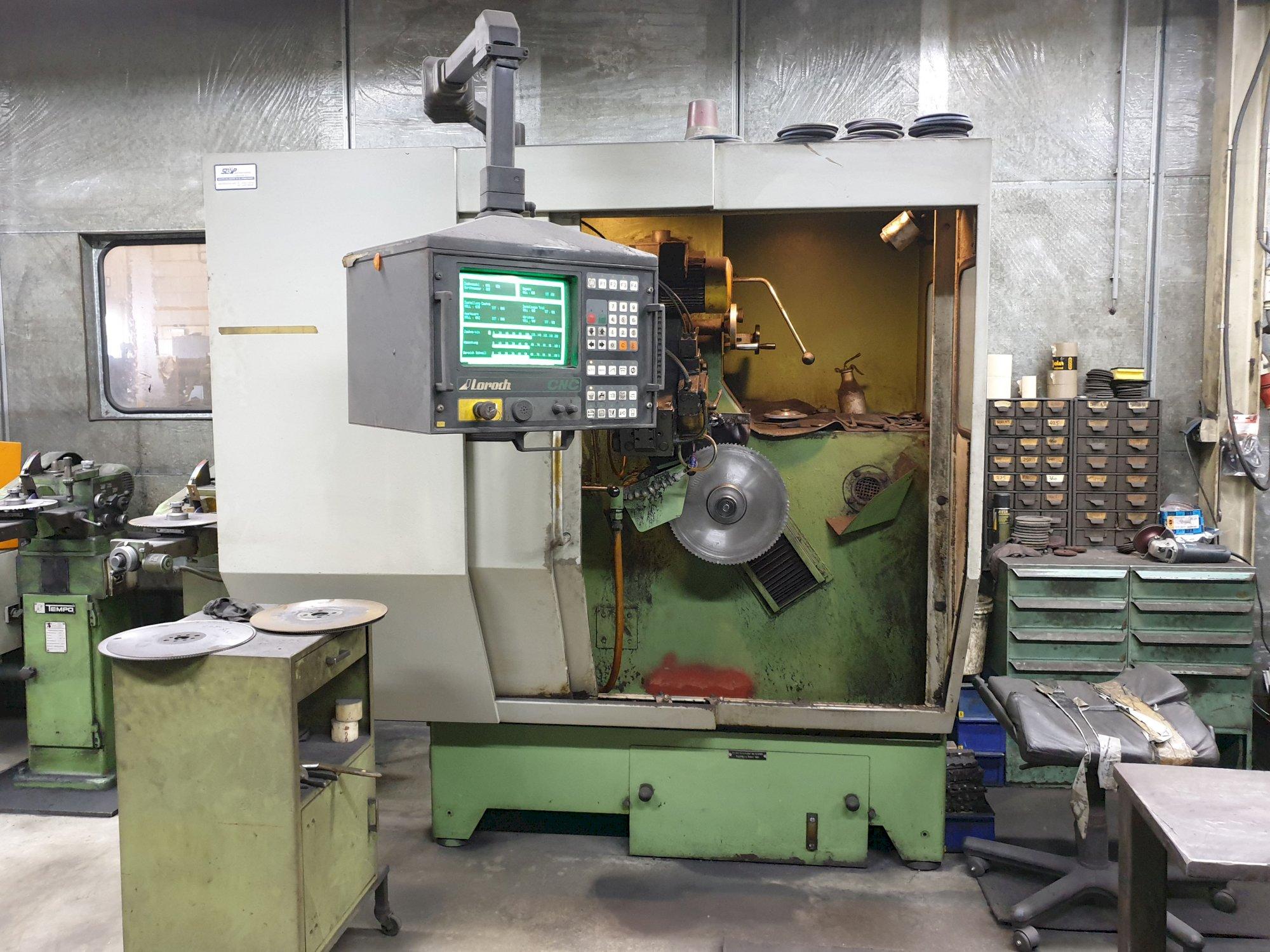 Frontansicht der Loroch K/CNC 910 Maschine