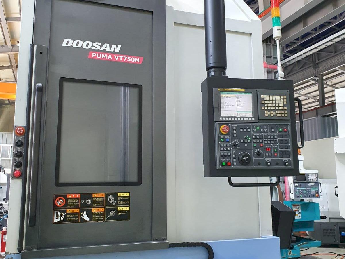 Frontansicht der Doosan Puma VT750M  Maschine