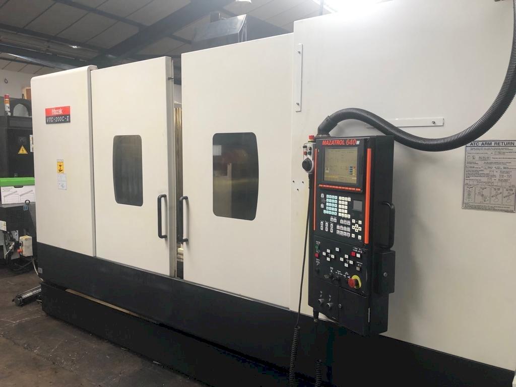 Frontansicht der Mazak VTC-200C-II  Maschine