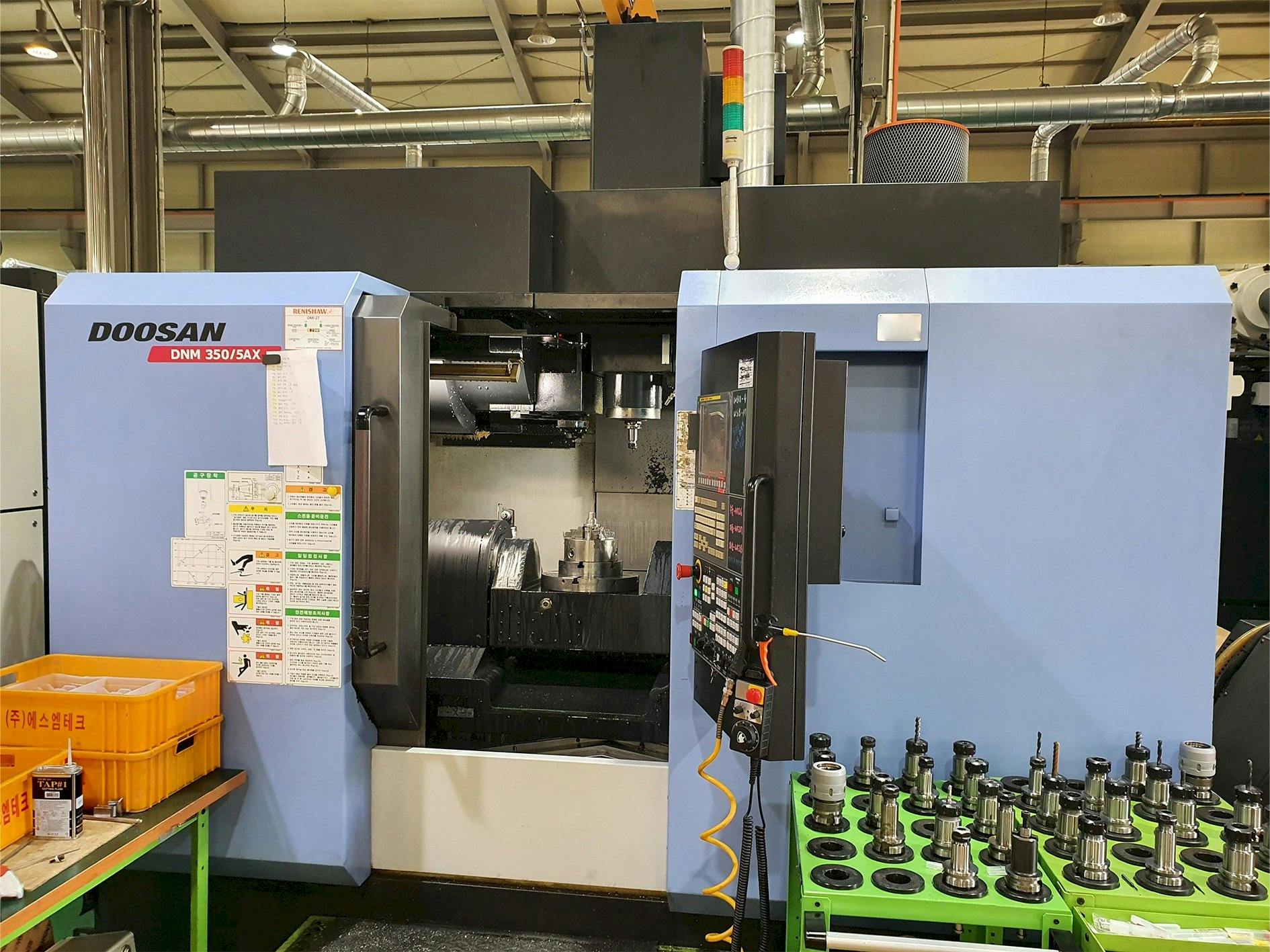 Frontansicht der Doosan DNM350/5AX  Maschine