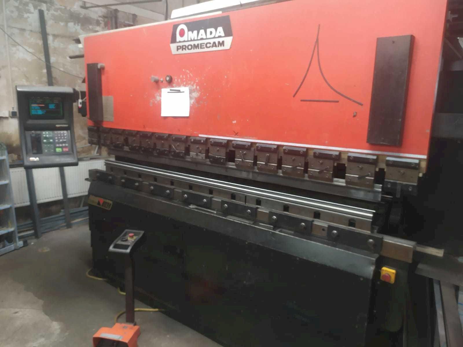 Frontansicht der AMADA APX 100 30  Maschine