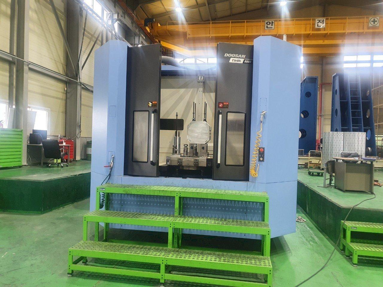 Frontansicht der Doosan NHM8000  Maschine