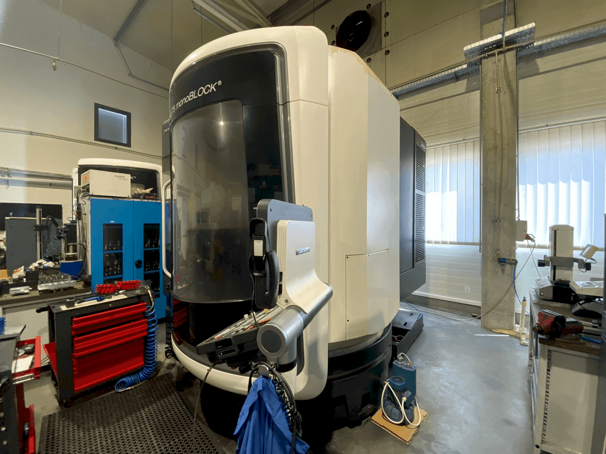 Frontansicht der DMG MORI DMU 75 MonoBlock  Maschine