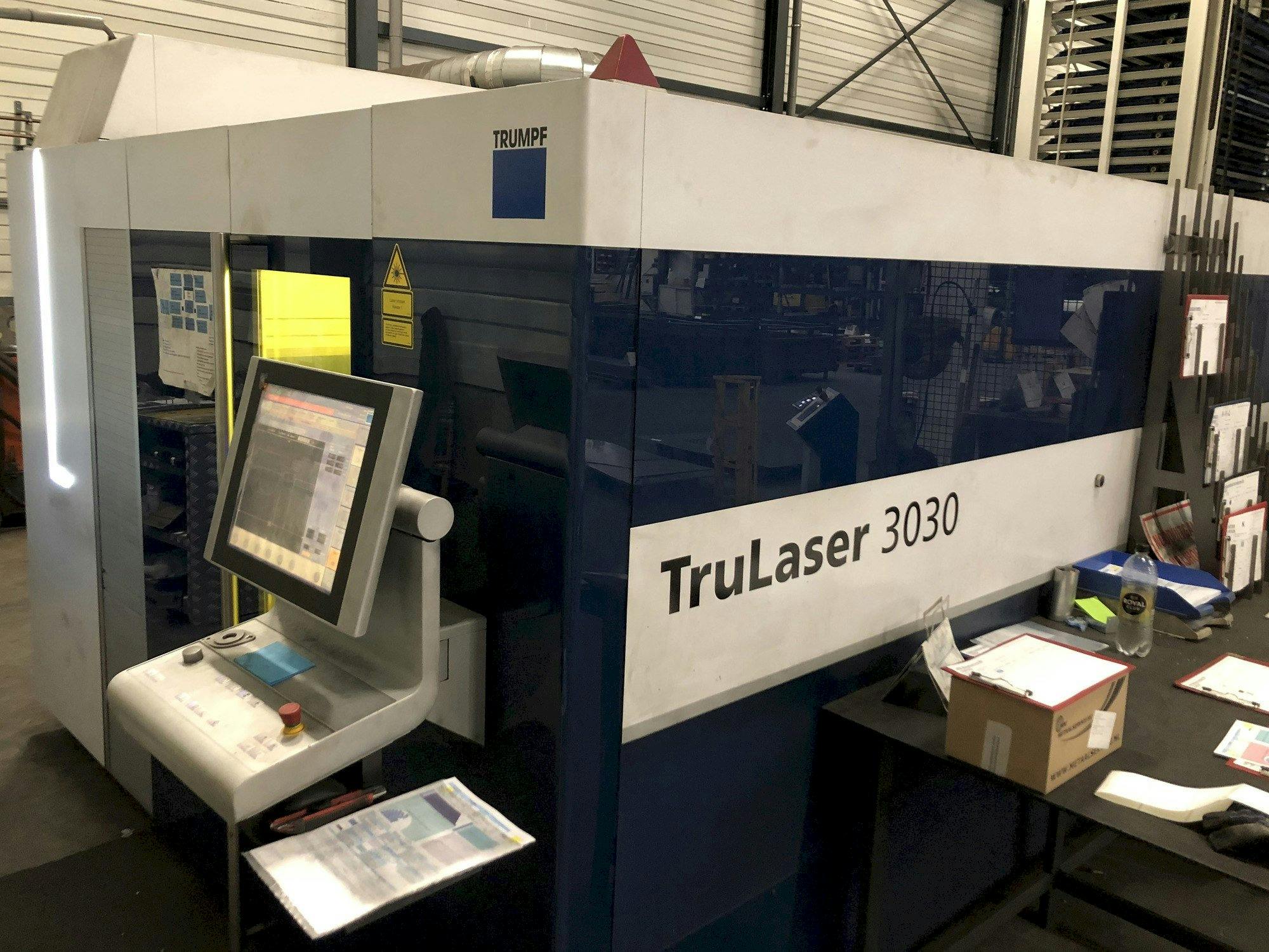 Frontansicht der Trumpf TruLaser 3030 fiber  Maschine