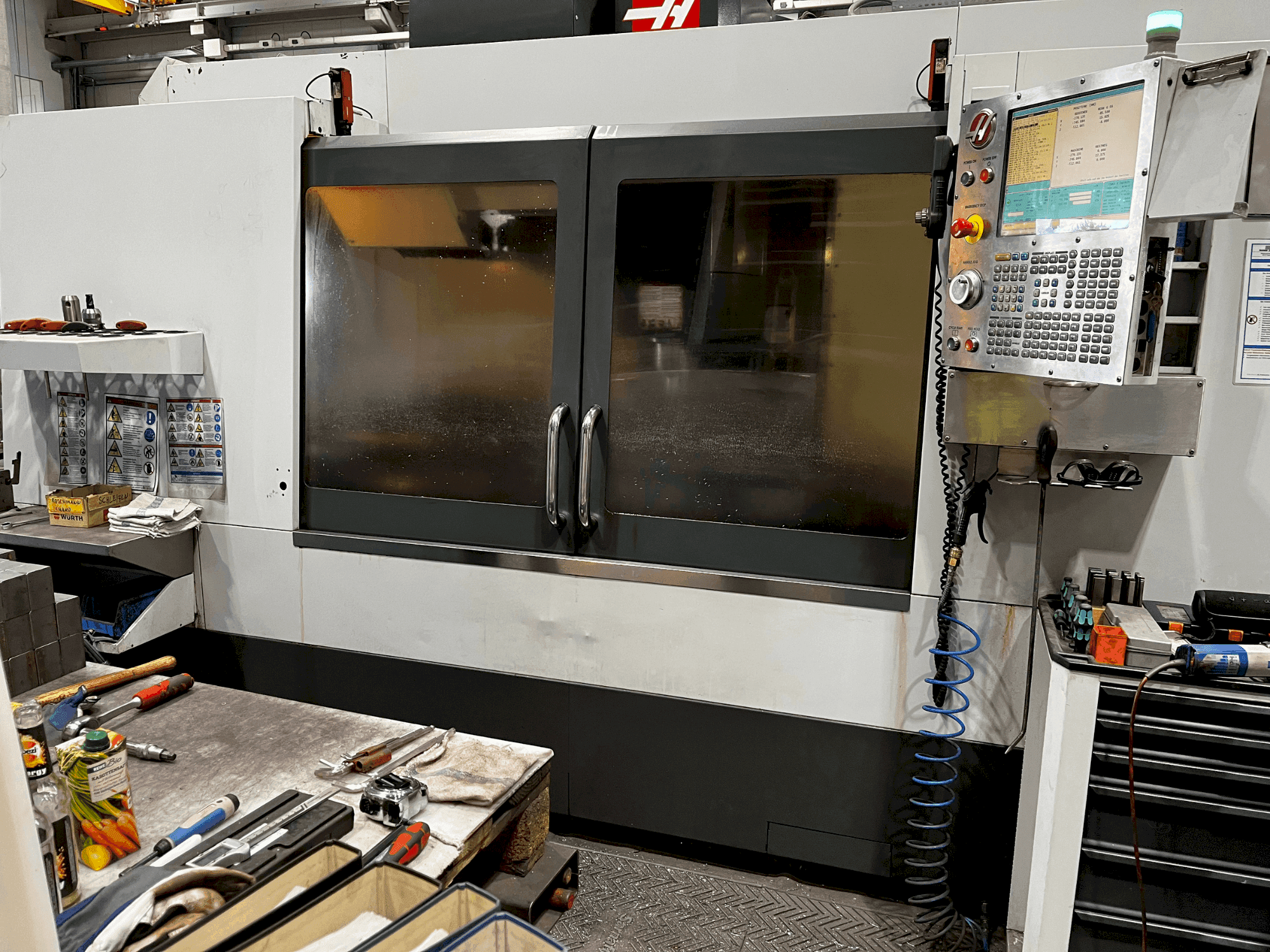 Frontansicht der HAAS VM-6  Maschine