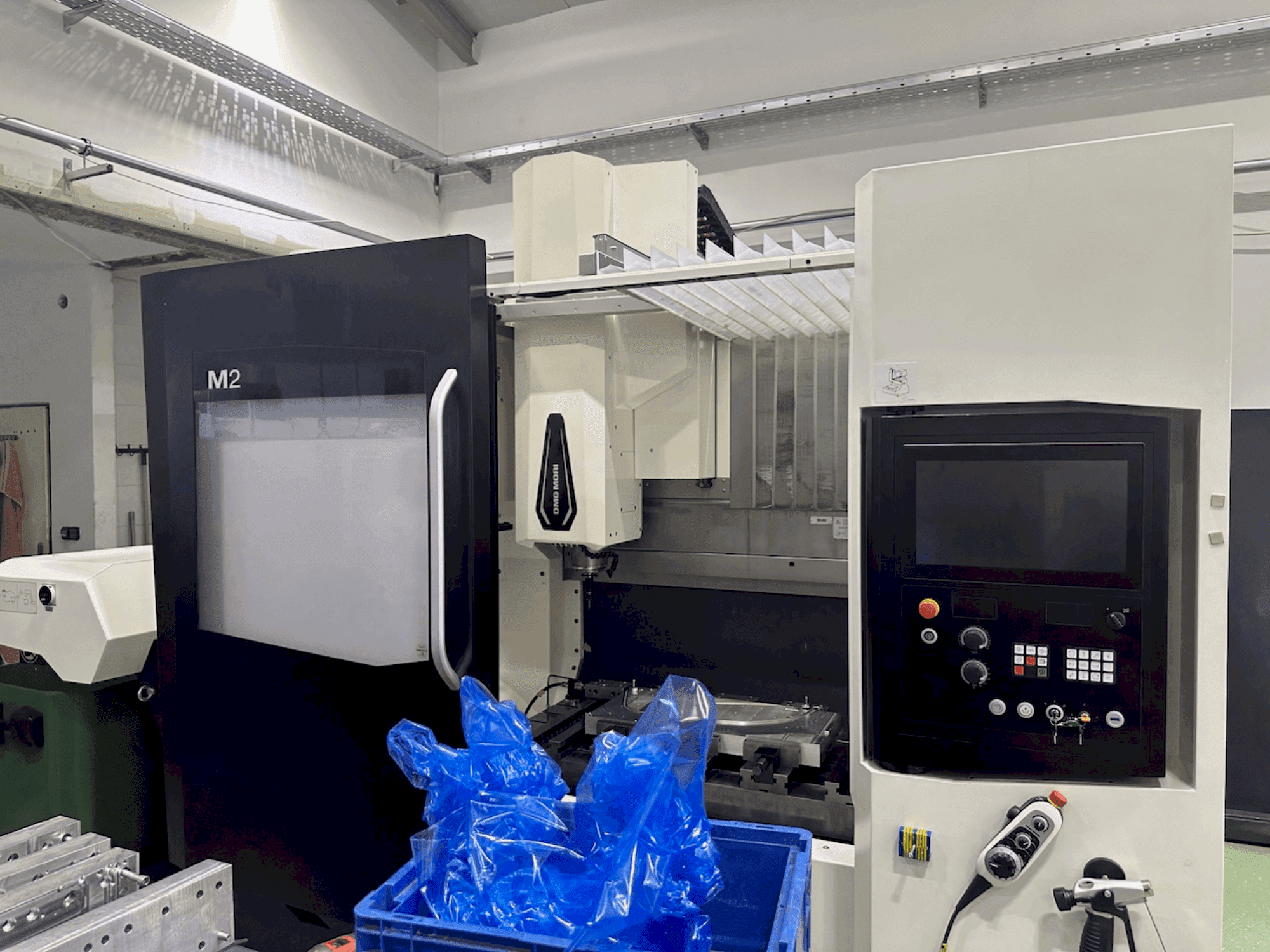 Frontansicht der DMG MORI M2 Pro  Maschine