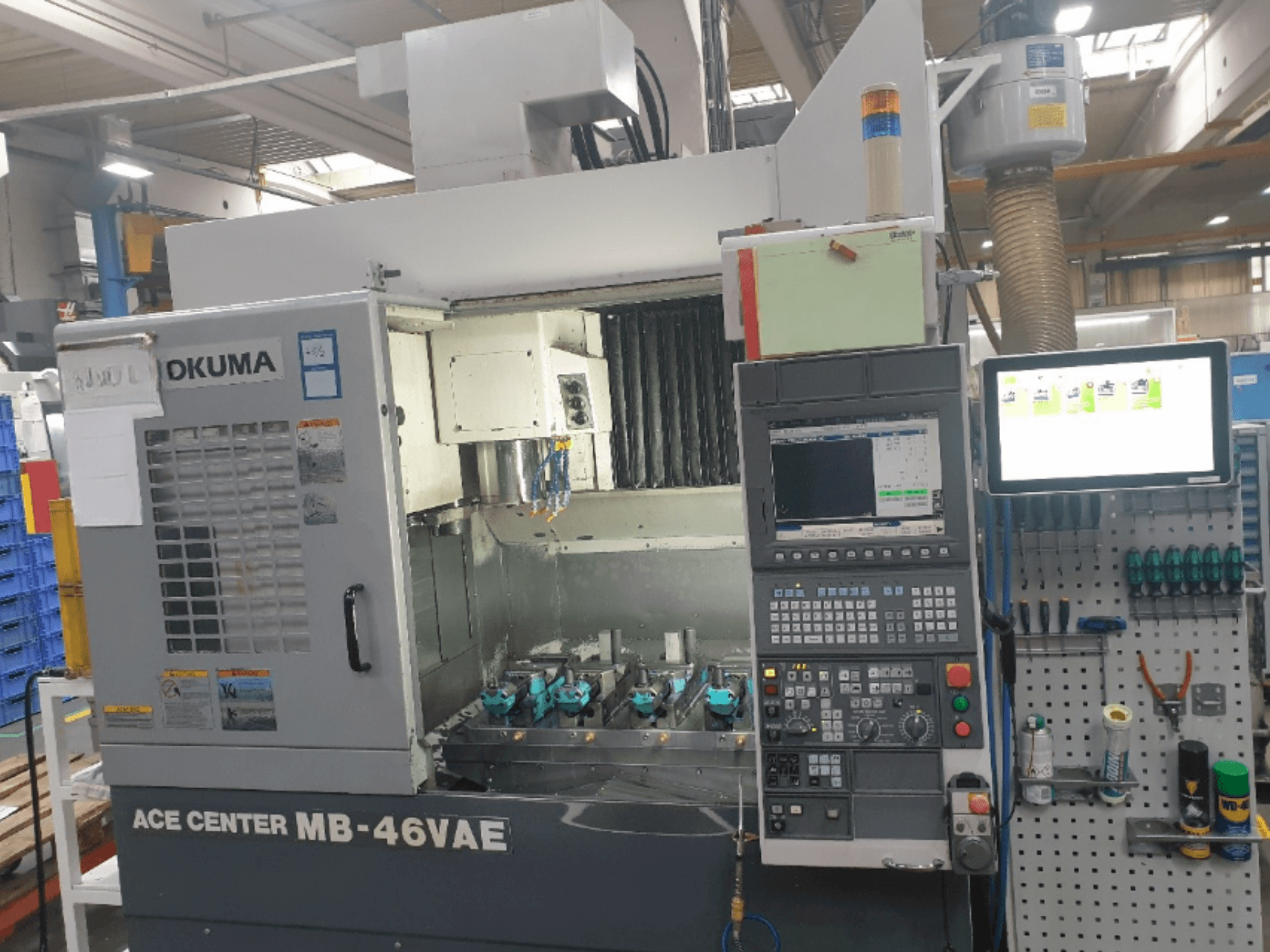 Frontansicht der Okuma MB-46VAE  Maschine