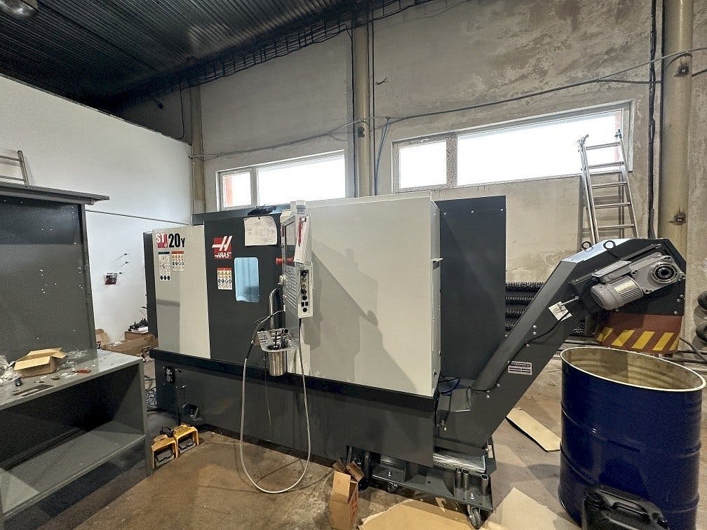 Frontansicht der HAAS ST-20Y  Maschine