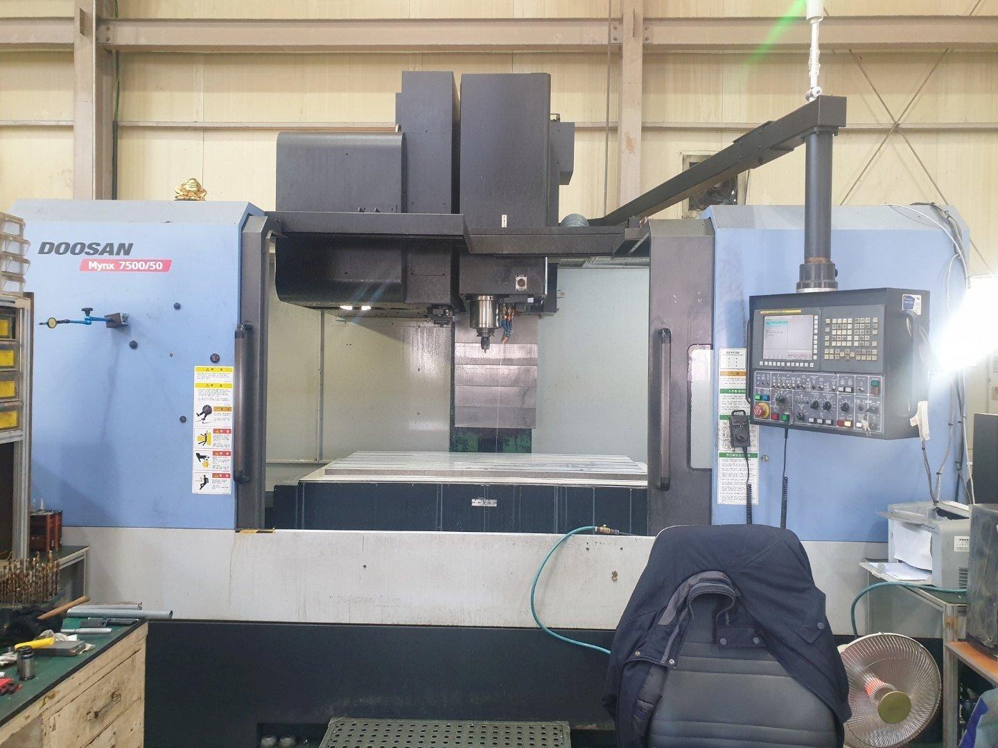 Frontansicht der Doosan MYNX 7500/50  Maschine