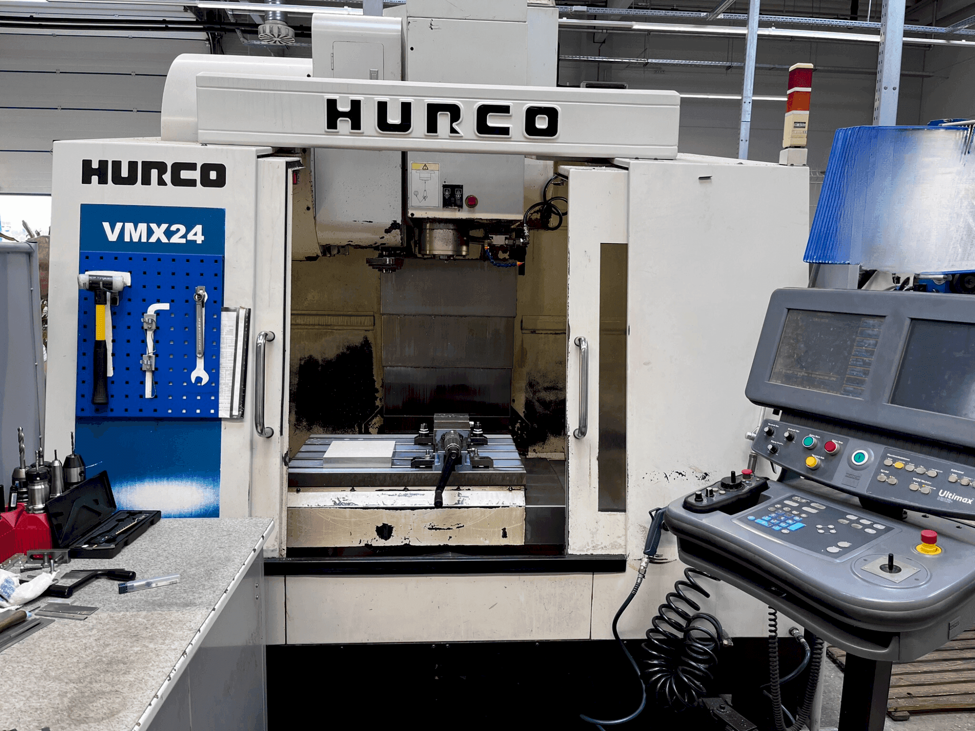 Frontansicht der Hurco VMX 24  Maschine