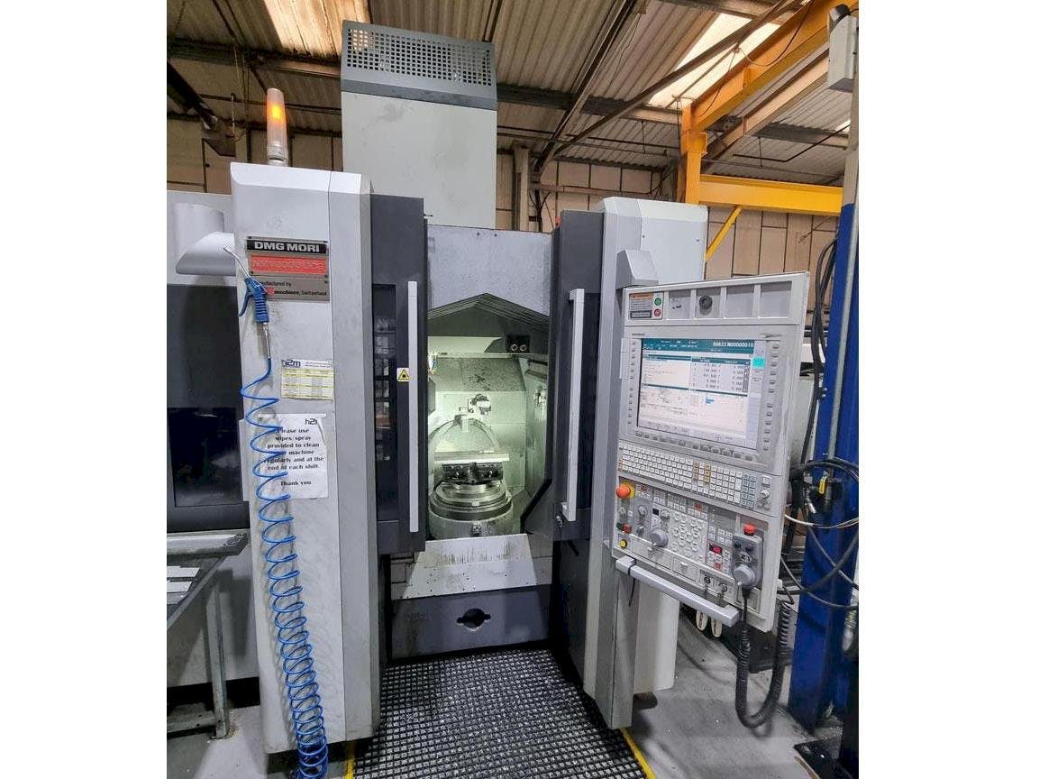 Frontansicht der DMG MORI NMV3000 DCG  Maschine