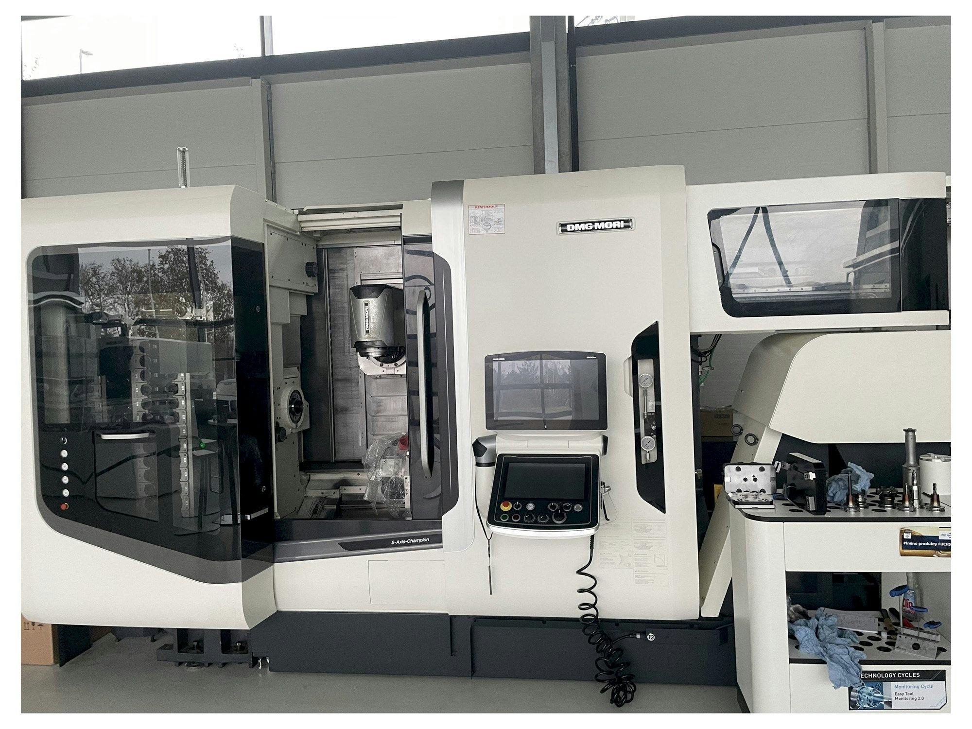 Frontansicht der DMG MORI NTX 1000  Maschine