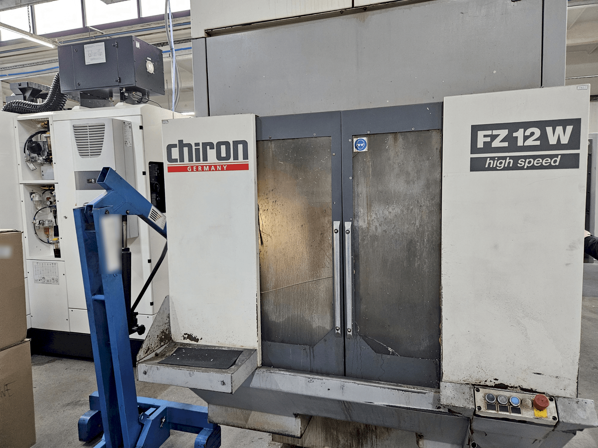 Frontansicht der CHIRON FZ12 W  Maschine