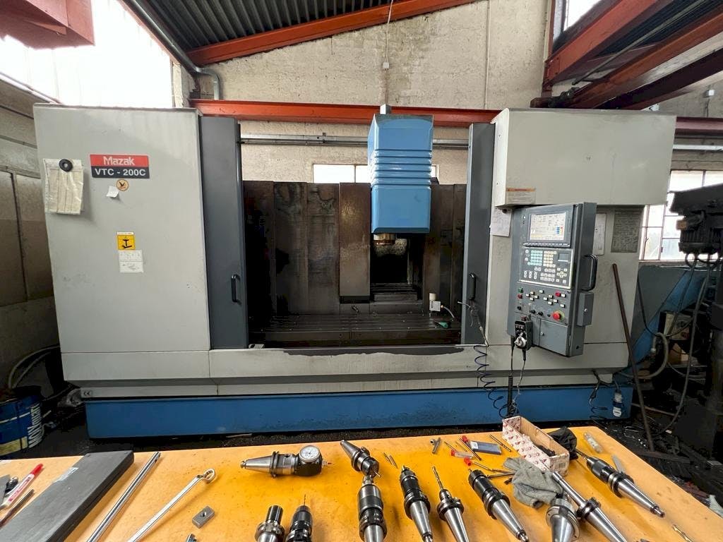 Frontansicht der Mazak VTC 200C  Maschine