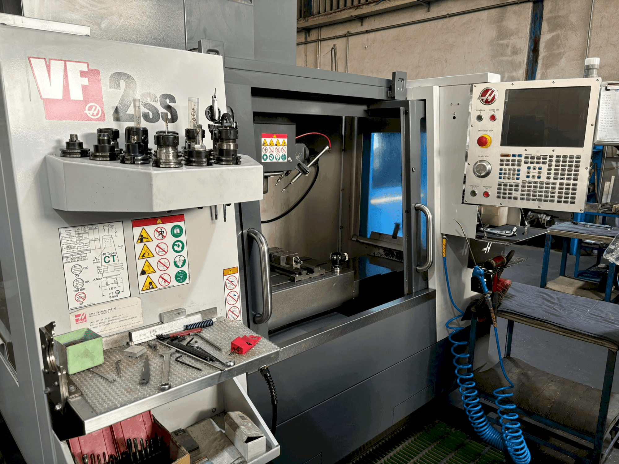 Frontansicht der HAAS VF-2SS  Maschine