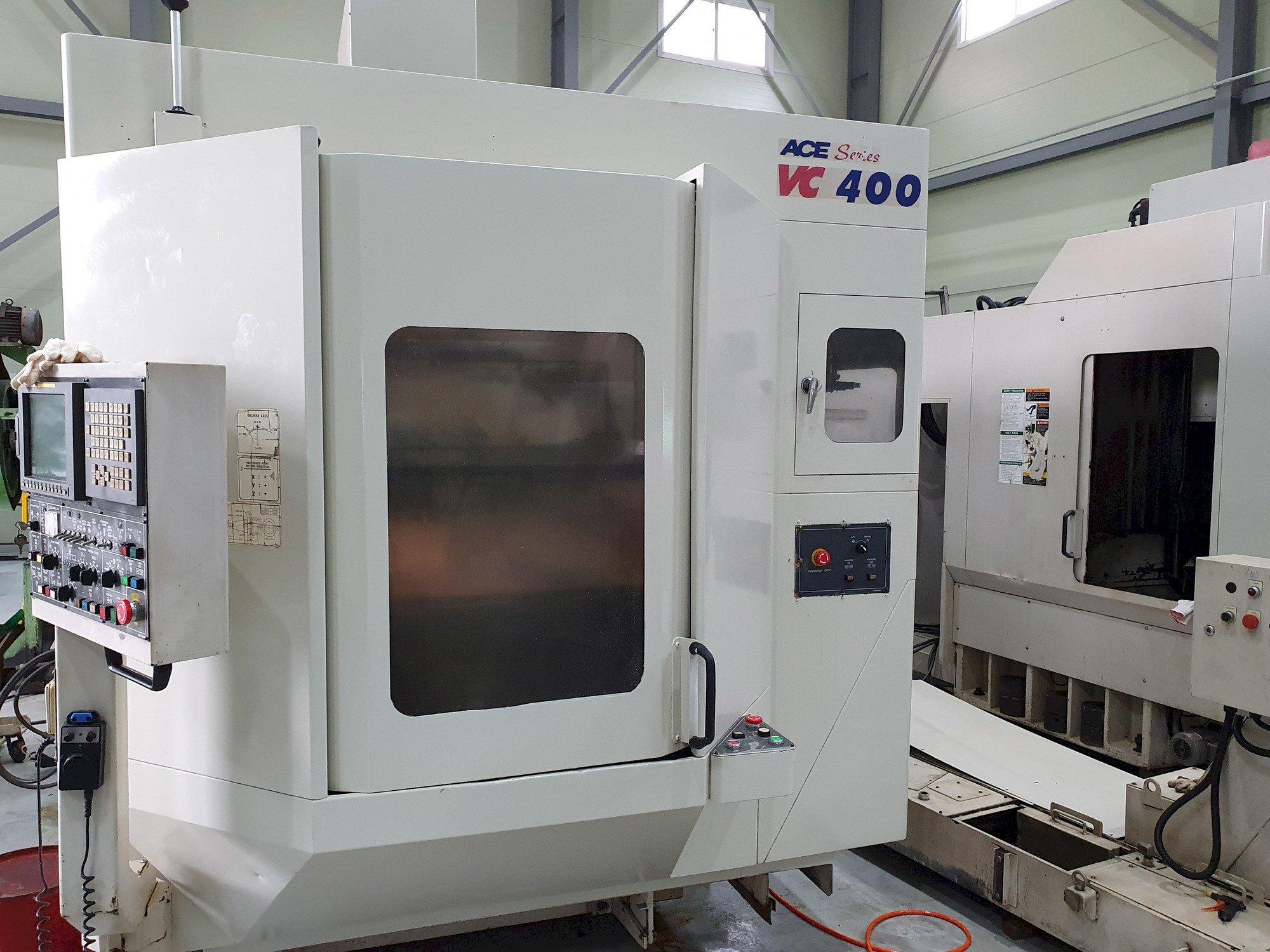 Frontansicht der DAEWOO Doosan Ace VC400  Maschine