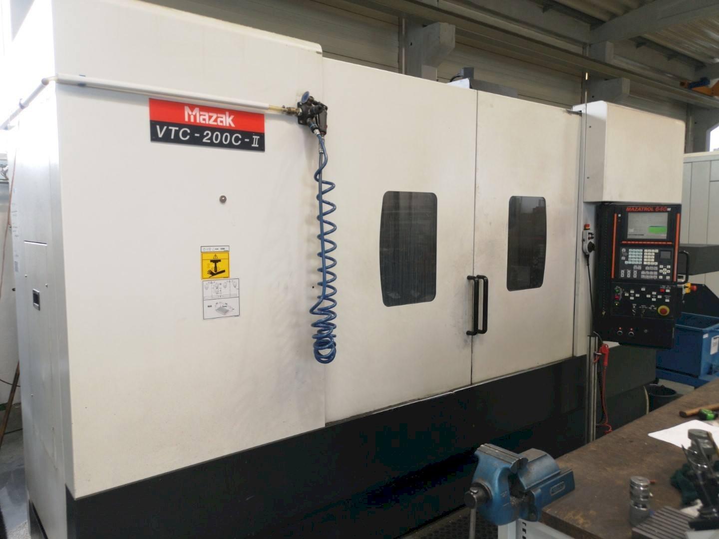 Frontansicht der Mazak VTC200C-II  Maschine