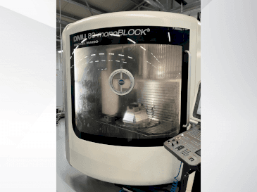 Frontansicht der DMG MORI DMU 80 Monoblock  Maschine