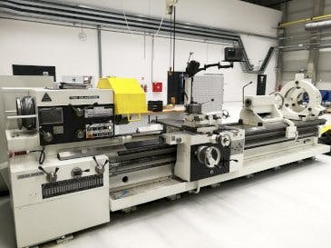 Frontansicht der TOS SUS 80H/3500 Maschine