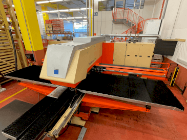 Frontansicht der TRUMPF TruMatic 3000  Maschine