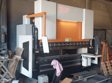 Frontansicht der VARTEK BasicForm 2600 / 135 CNC  Maschine