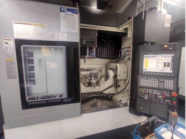 Frontansicht der Okuma MU-400V-II  Maschine