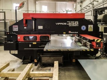 Frontansicht der AMADA Vipros 358 QUEEN Maschine