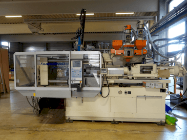 Frontansicht der Krauss Maffei KM 150-1000 C1  Maschine