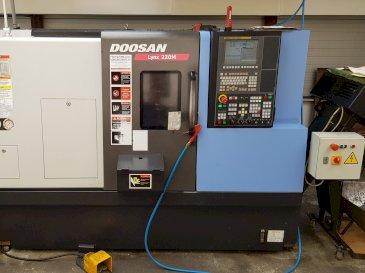 Frontansicht der Doosan Lynx 220 MA  Maschine