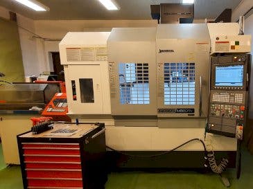 Frontansicht der Okuma GENOS M560R-V  Maschine