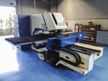 Linke Ansicht der Trumpf Trumatic 2000 R Maschine