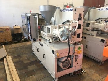 Linke Seitenansicht der Krauss Maffei 80/390 C2  Maschine