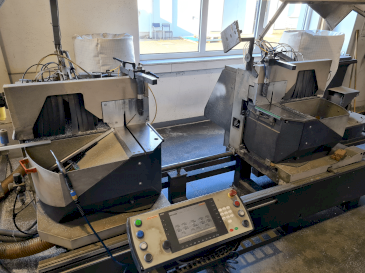 Frontansicht der Elumatec DG104  Maschine