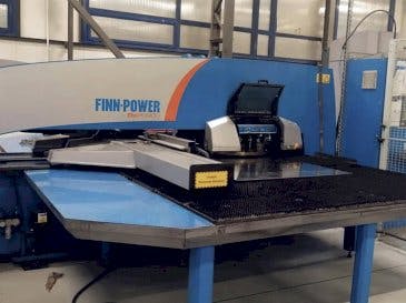 Frontansicht der Finn-Power E5x  Maschine