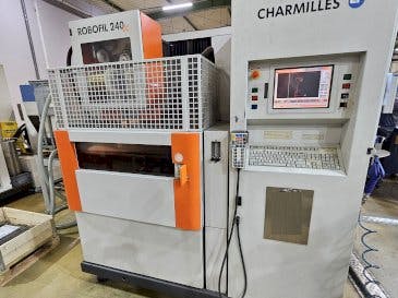 Frontansicht der CHARMILLES ROBOFIL 240 CC  Maschine