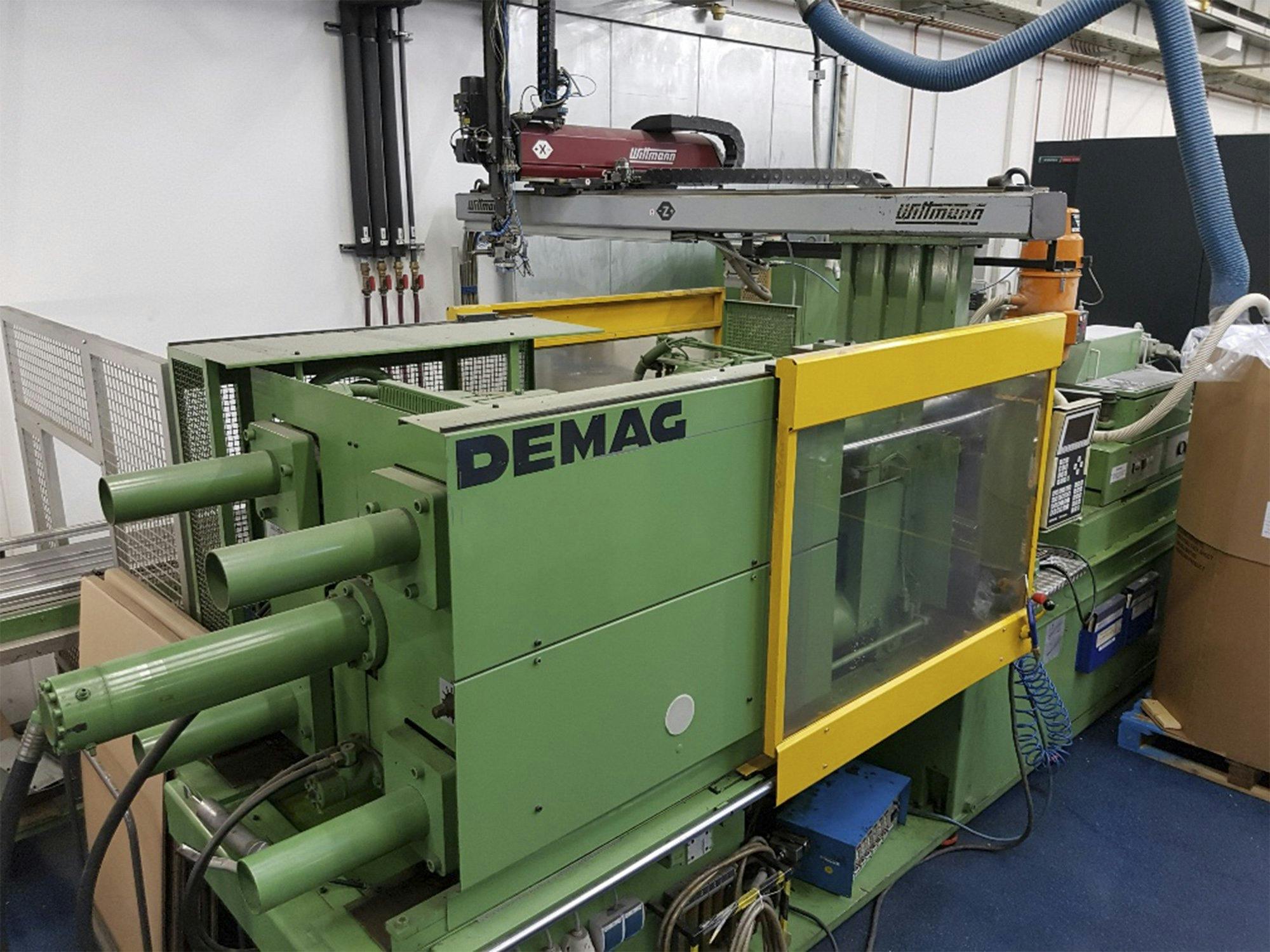 Linke Ansicht der DEMAG D200-730 NCIII Maschine