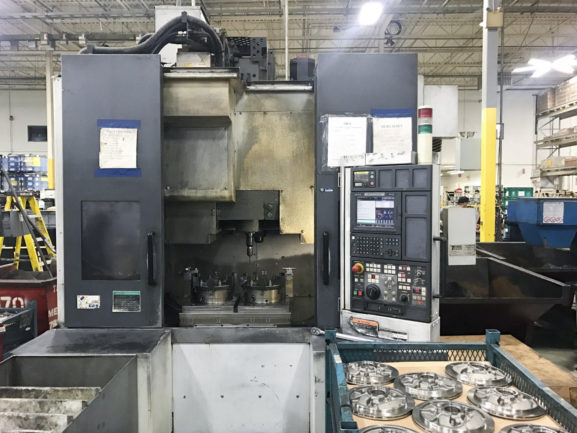 Frontansicht der MORI SEIKI NV4000 Maschine