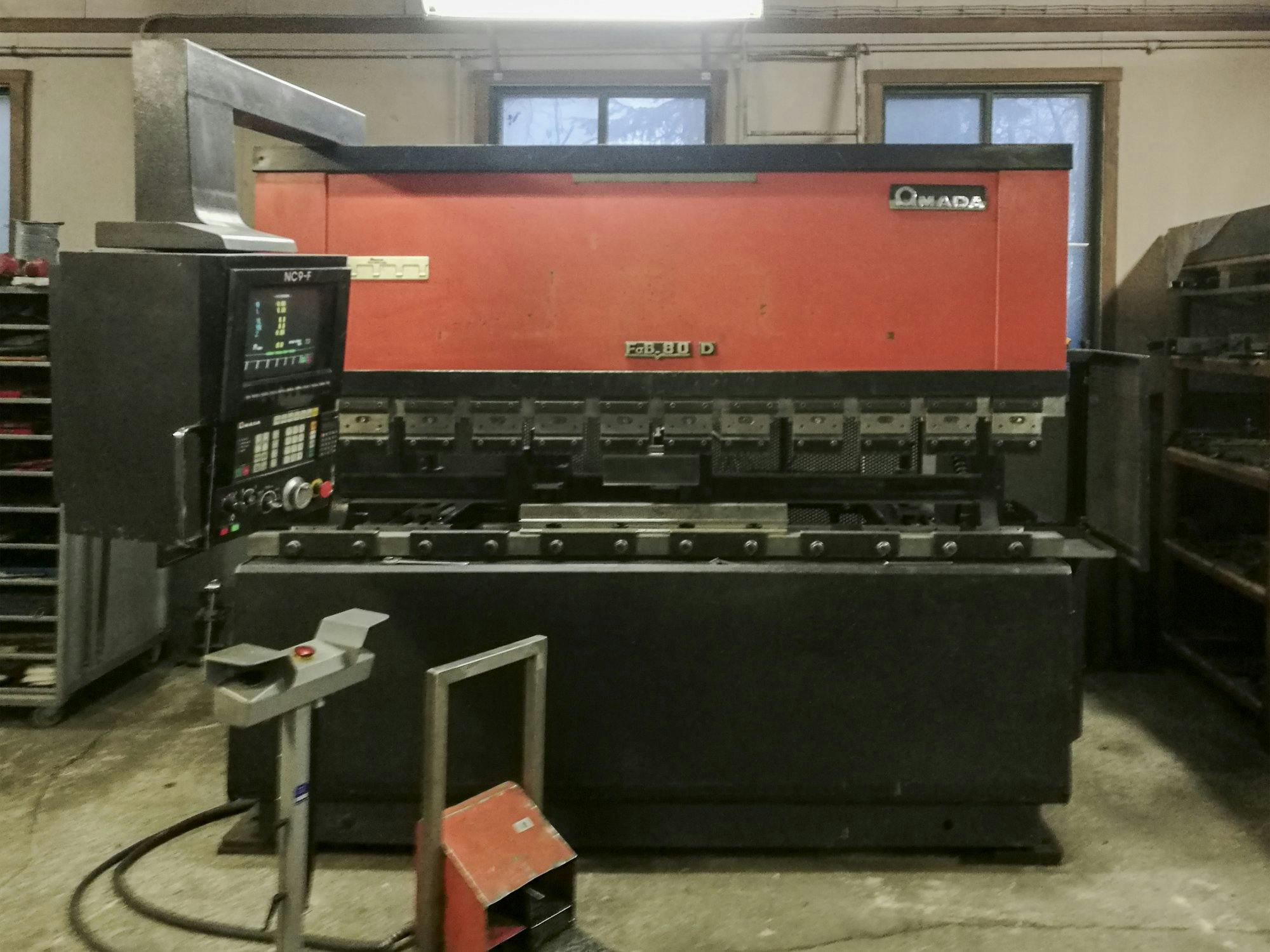 Frontansicht der AMADA FBD-8025F Maschine