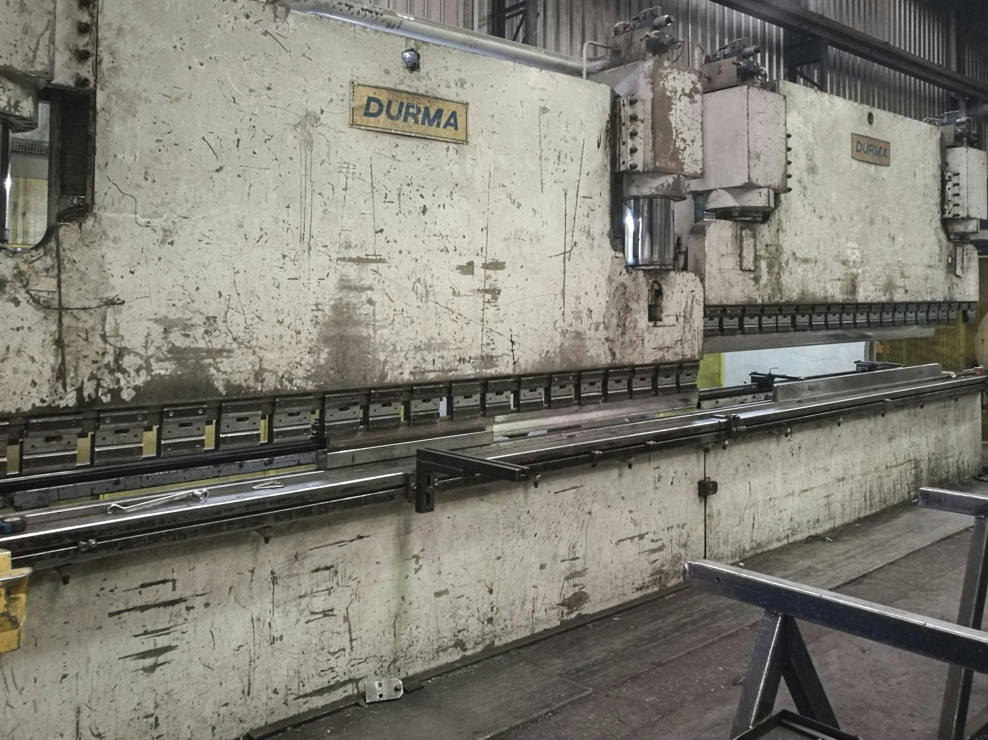 Linke Ansicht der Durma CNC T HAP 40400 Maschine