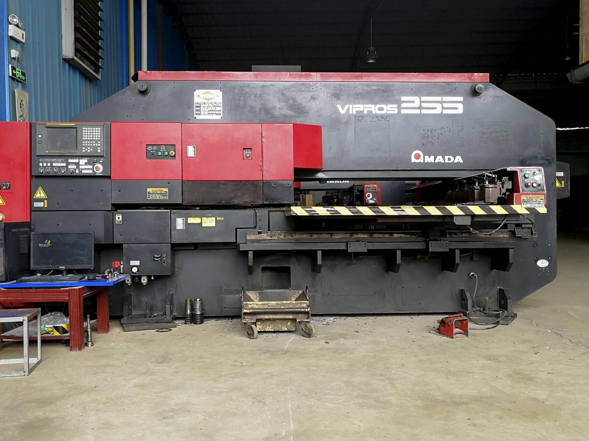 Frontansicht der AMADA Vipros 255 Maschine