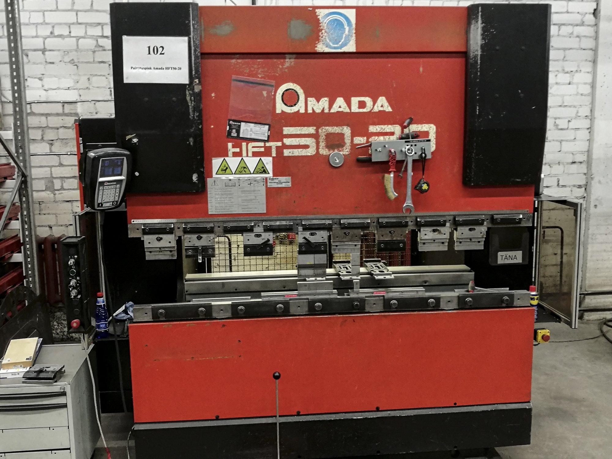 Frontansicht der AMADA HFT 50-20 Maschine