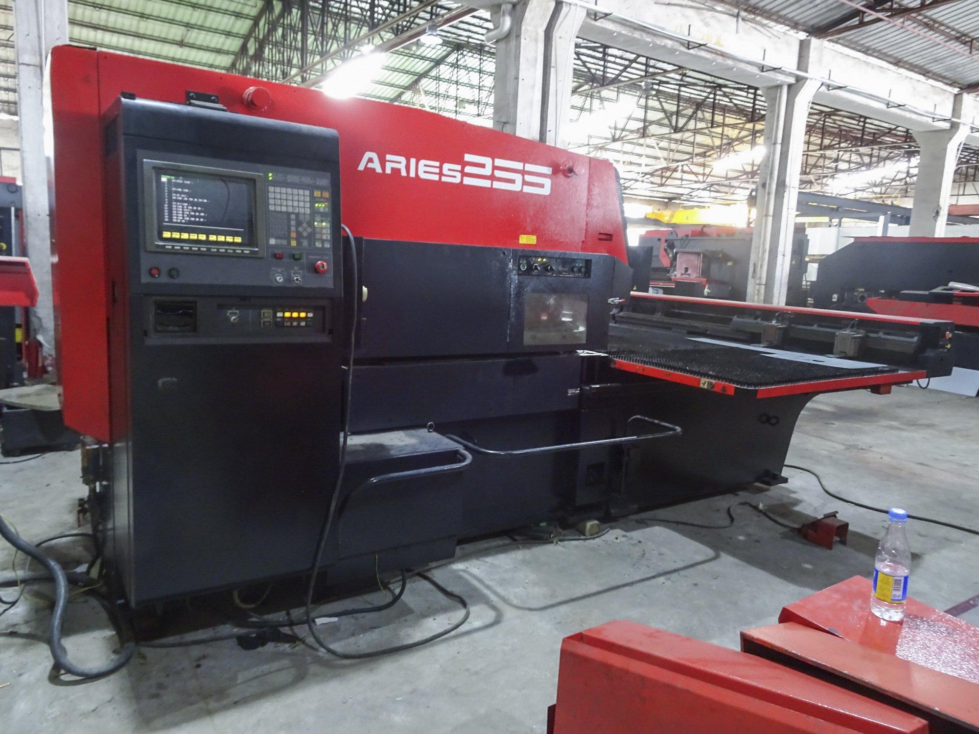 Linke Ansicht der AMADA ARIES 255 Maschine