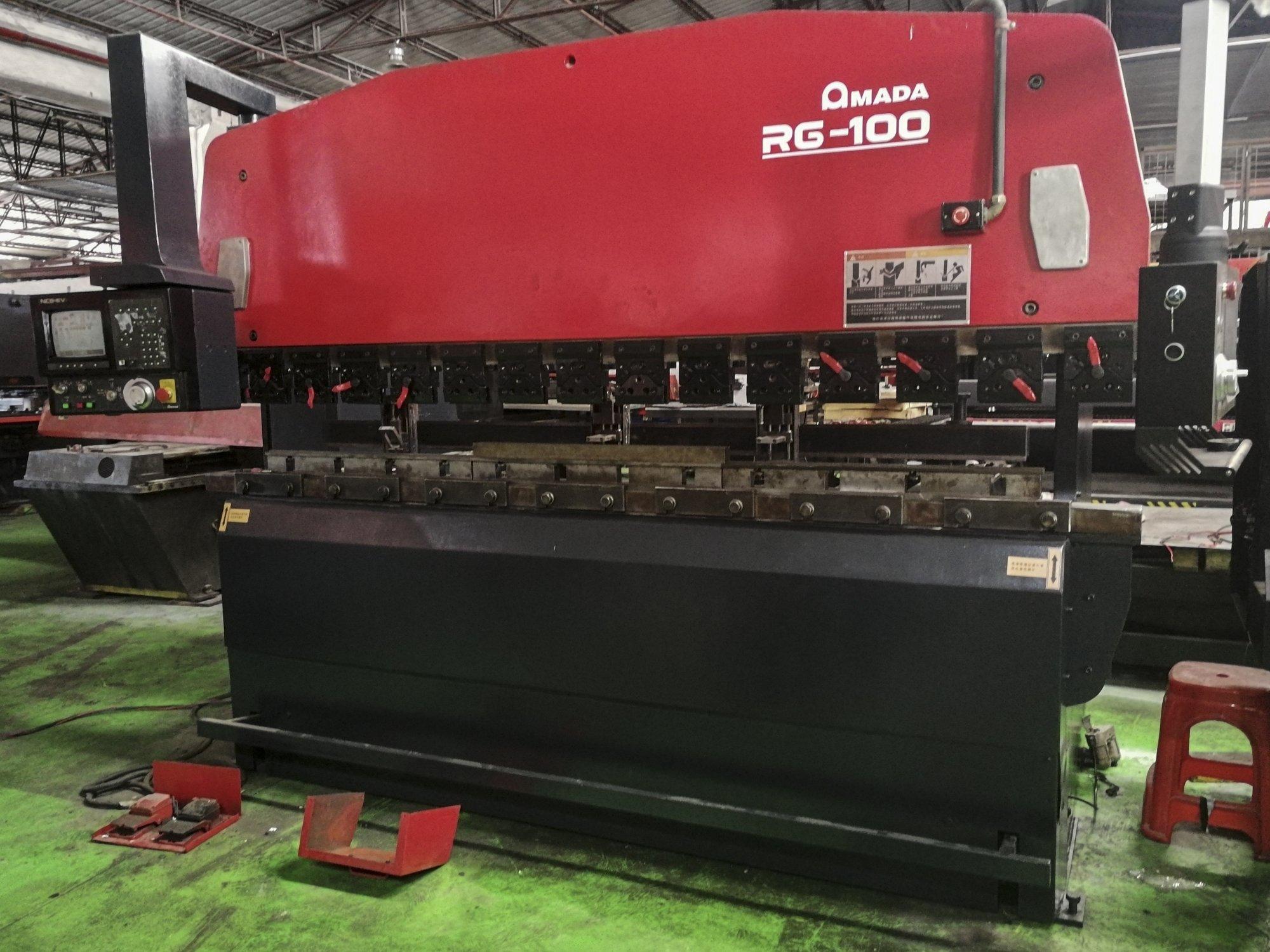 Rechte Ansicht der AMADA RG-100 Maschine